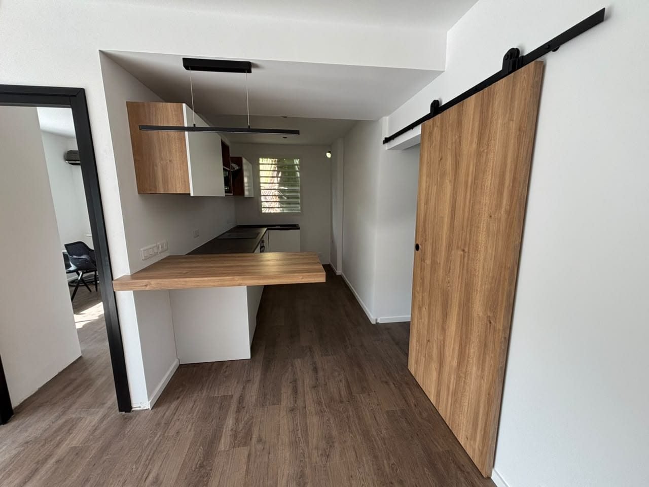 Cuisine bois & porte coulissante (vue 1)