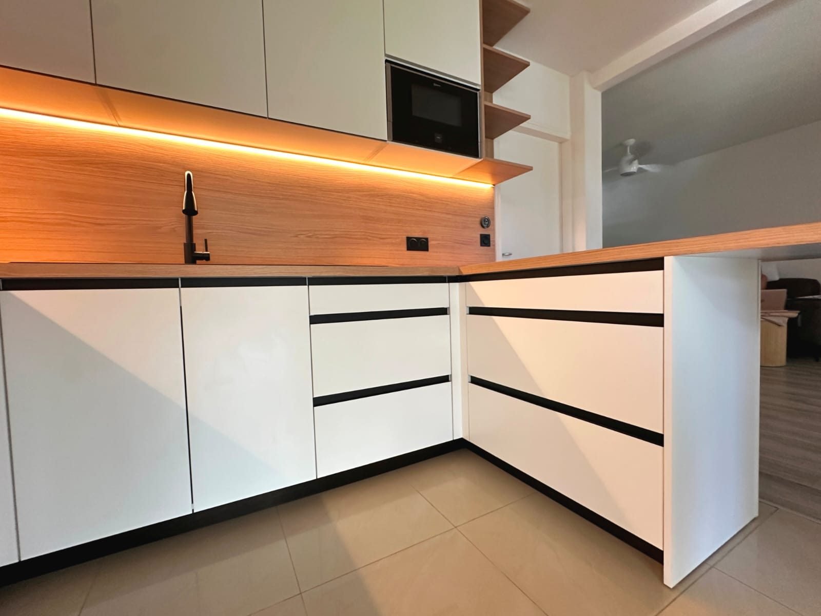 Cuisine bois & inox, crédence LED (vue 1)