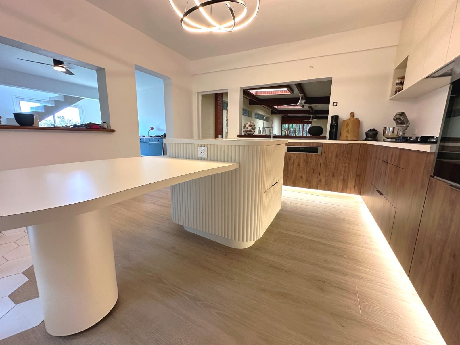 Cuisine îlot arrondi blanc (vue 1)