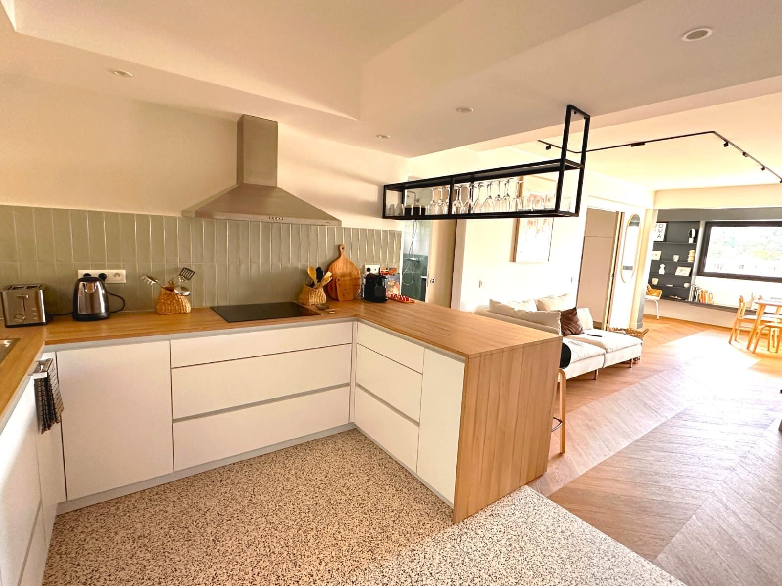 Cuisine terrazzo & hotte inox (vue 1)