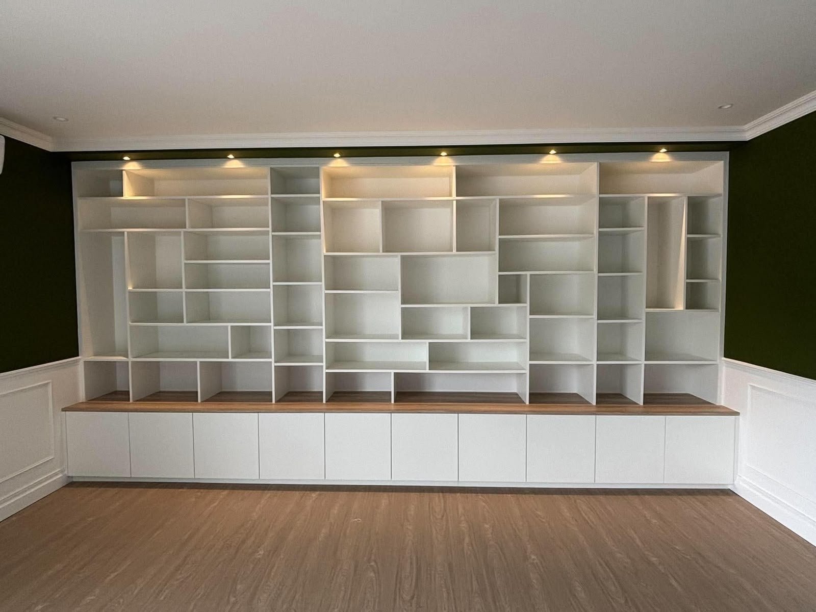 Bibliothèque murale sur mesure & banc bois (vue 1)